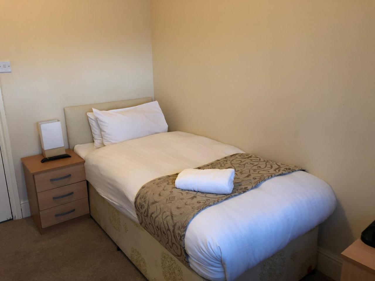 Gatwick Inn ฮอร์เลย์ ภายนอก รูปภาพ